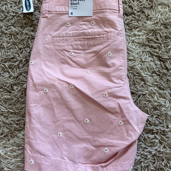 Old Navy mid-rise everyday shorts - Picture 3 of 3